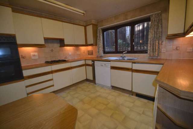  Image of 2 bedroom Apartment to rent in Upper Park Road Salford M7 at Upper Park Road Broughton Park Salford, M7 4JB