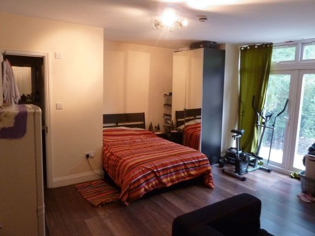  Image of Flat to rent in Upper Walthamstow Road London E17 at London, E17 3QG