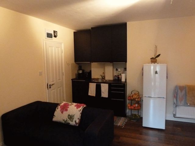  Image of Flat to rent in Upper Walthamstow Road London E17 at London, E17 3QG