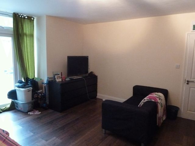  Image of Flat to rent in Upper Walthamstow Road London E17 at London, E17 3QG