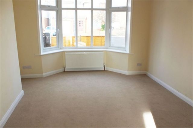  Image of 3 bedroom Property for sale in Upper Weston Lane Southampton SO19 at Upper Weston Lane  Southampton, SO19 9HZ
