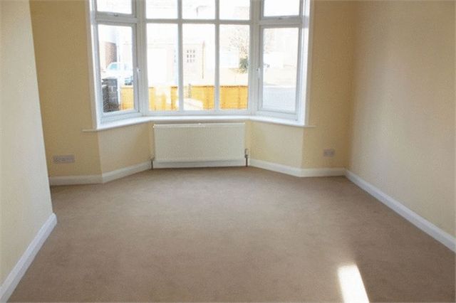  Image of 3 bedroom Property for sale in Upper Weston Lane Southampton SO19 at Upper Weston Lane  Southampton, SO19 9HZ