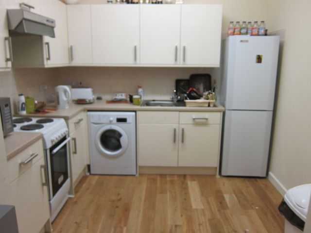  Image of 6 bedroom Detached house to rent in Vegal Crescent Englefield Green Egham TW20 at Vegal Crescent Englefield Green Egham, TW20 0PZ