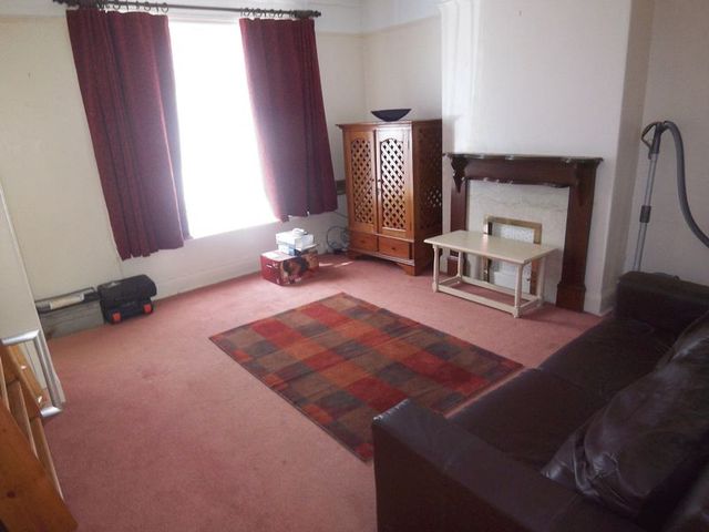  Image of 5 bedroom Semi-Detached house to rent in Vegal Crescent Englefield Green Egham TW20 at Vegal Crescent Englefield Green Egham, TW20 0PZ