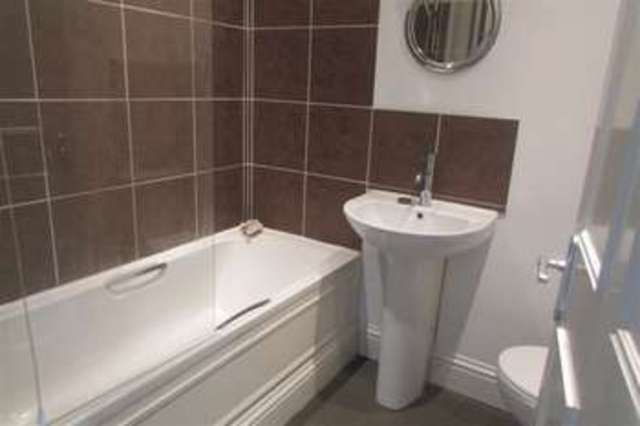  Image of 2 bedroom Flat for sale in Vestry Road Street BA16 at Street, BA16 0HY