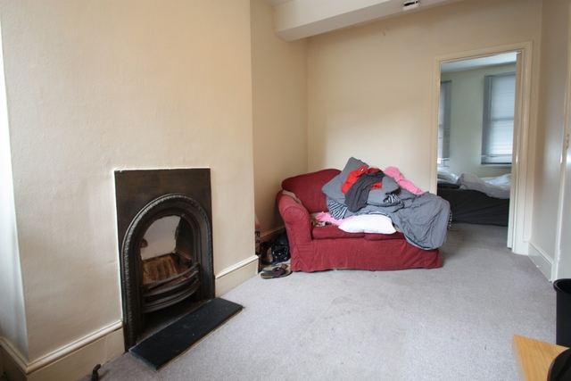  Image of 1 bedroom Flat for sale in Vicarage Crescent London SW11 at Vicarage Crescent  London, SW11 3LP