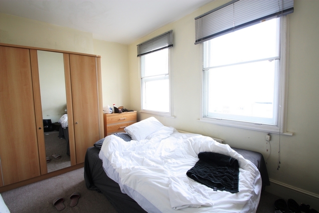  Image of 1 bedroom Flat for sale in Vicarage Crescent London SW11 at Vicarage Crescent  London, SW11 3LP