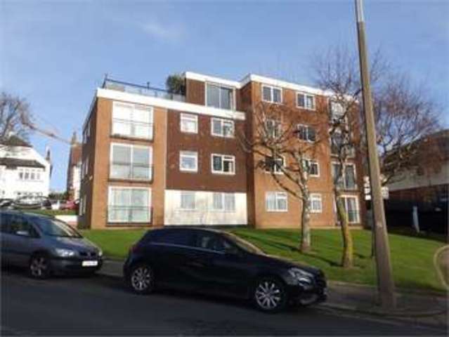  Image of 2 bedroom Apartment to rent in Victor Drive Leigh-on-Sea SS9 at Victor drive Leigh on sea Leigh-on-Sea, SS9 1PP