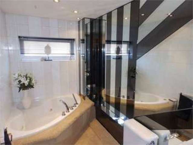  Image of 2 bedroom Apartment to rent in Victor Drive Leigh-on-Sea SS9 at Victor drive Leigh on sea Leigh-on-Sea, SS9 1PP
