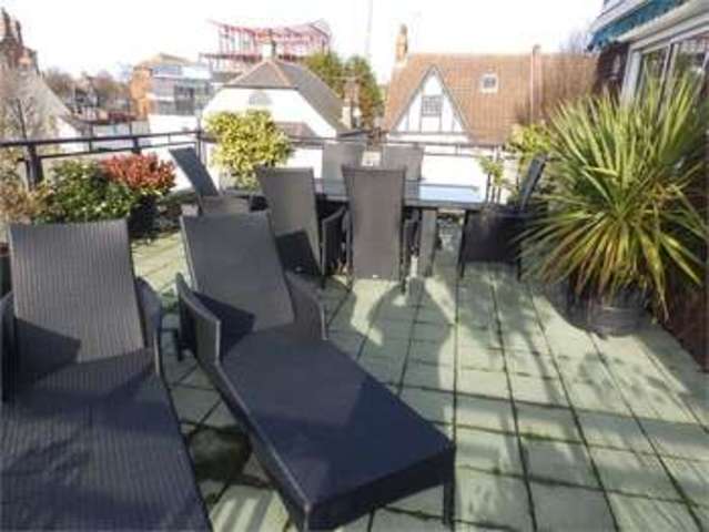  Image of 2 bedroom Apartment to rent in Victor Drive Leigh-on-Sea SS9 at Victor drive Leigh on sea Leigh-on-Sea, SS9 1PP