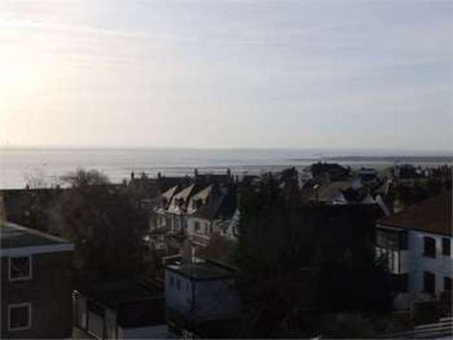  Image of 2 bedroom Apartment to rent in Victor Drive Leigh-on-Sea SS9 at Victor drive Leigh on sea Leigh-on-Sea, SS9 1PP