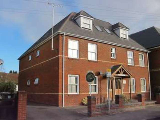  Image of 2 bedroom Flat to rent in Victoria Street Englefield Green Egham TW20 at Victoria Street Englefield Green Egham, TW20 0QX