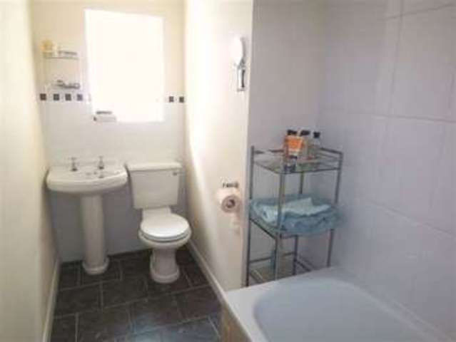  Image of 1 bedroom Flat to rent in Victoria Street Englefield Green Egham TW20 at Victoria Street Englefield Green Egham, TW20 0QY
