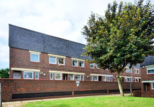  Image of 3 bedroom Flat for sale in Victorian Grove London N16 at Victorian Grove  Stoke Newington, N16 8EJ