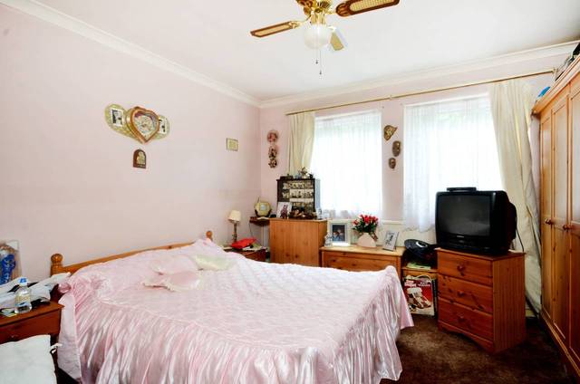 Image of 3 bedroom Flat for sale in Victorian Grove London N16 at Victorian Grove  Stoke Newington, N16 8EJ