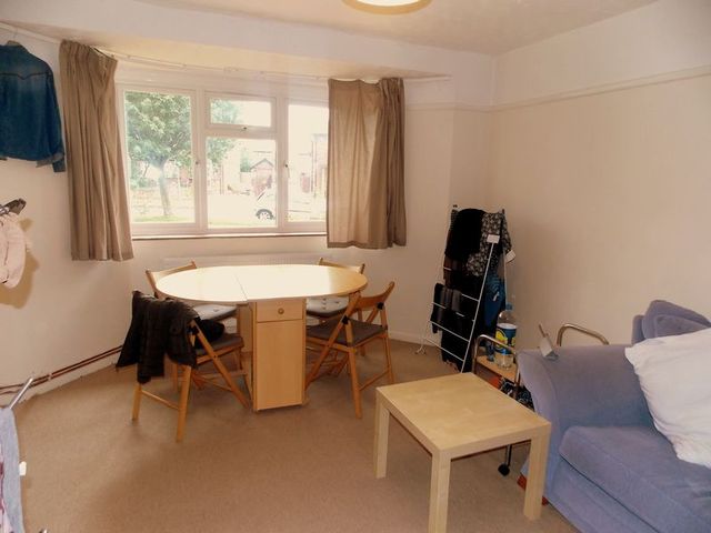 Image of 4 bedroom Semi-Detached house to rent in Violet Avenue Uxbridge UB8 at Violet Avenue  Uxbridge, UB8 3PP