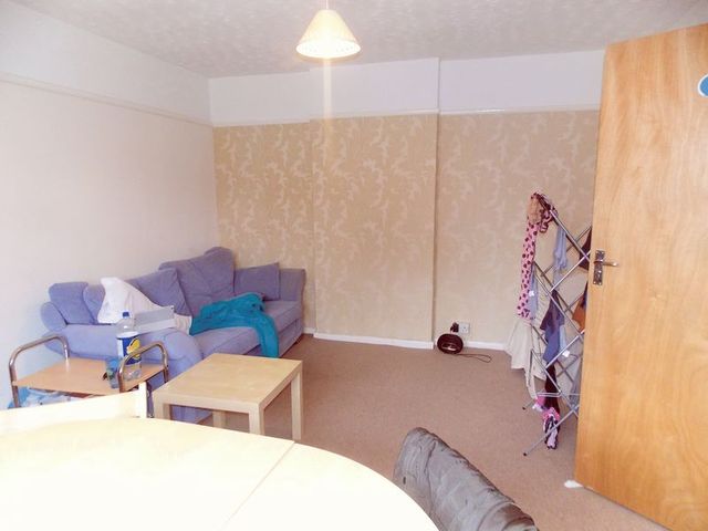  Image of 4 bedroom Semi-Detached house to rent in Violet Avenue Uxbridge UB8 at Violet Avenue  Uxbridge, UB8 3PP