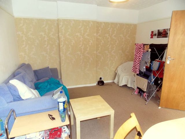  Image of 4 bedroom Semi-Detached house to rent in Violet Avenue Uxbridge UB8 at Violet Avenue  Uxbridge, UB8 3PP