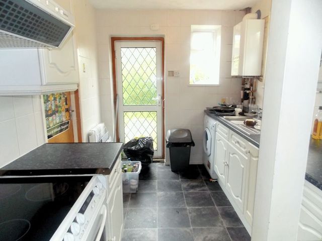  Image of 4 bedroom Semi-Detached house to rent in Violet Avenue Uxbridge UB8 at Violet Avenue  Uxbridge, UB8 3PP