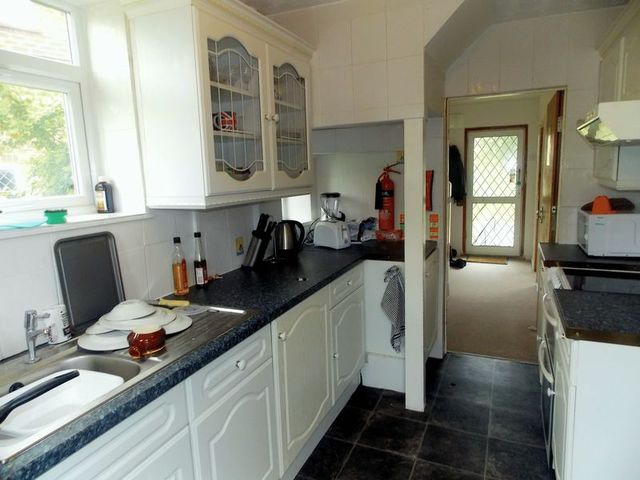  Image of 4 bedroom Semi-Detached house to rent in Violet Avenue Uxbridge UB8 at Violet Avenue  Uxbridge, UB8 3PP