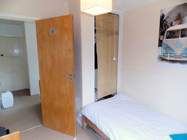  Image of 4 bedroom Semi-Detached house to rent in Violet Avenue Uxbridge UB8 at Violet Avenue  Uxbridge, UB8 3PP