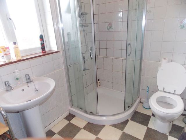  Image of 4 bedroom Semi-Detached house to rent in Violet Avenue Uxbridge UB8 at Violet Avenue  Uxbridge, UB8 3PP