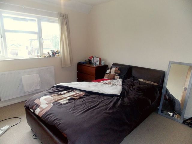  Image of 4 bedroom Semi-Detached house to rent in Violet Avenue Uxbridge UB8 at Violet Avenue  Uxbridge, UB8 3PP