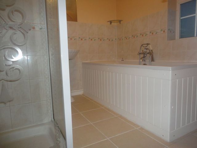  Image of 4 bedroom Semi-Detached house to rent in Violet Avenue Uxbridge UB8 at Violet Avenue  Uxbridge, UB8 3PP