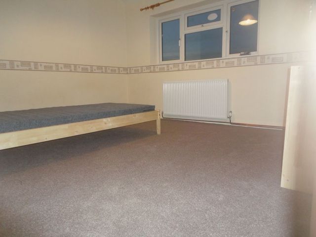  Image of 4 bedroom Semi-Detached house to rent in Violet Avenue Uxbridge UB8 at Violet Avenue  Uxbridge, UB8 3PP