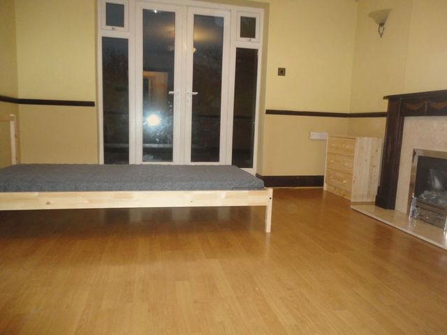  Image of 4 bedroom Semi-Detached house to rent in Violet Avenue Uxbridge UB8 at Violet Avenue  Uxbridge, UB8 3PP