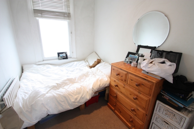  Image of 3 bedroom Flat to rent in Wandsworth Bridge Road London SW6 at Wandsworth Bridge Road  London, SW6 2TZ