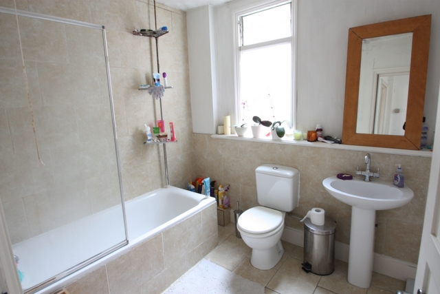 Image of 3 bedroom Flat to rent in Wandsworth Bridge Road London SW6 at Wandsworth Bridge Road  London, SW6 2TZ