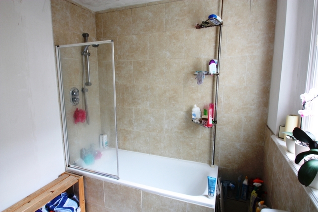  Image of 3 bedroom Flat to rent in Wandsworth Bridge Road London SW6 at Wandsworth Bridge Road  London, SW6 2TZ