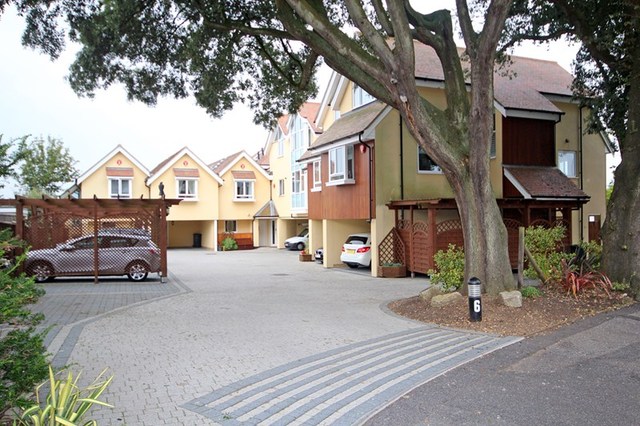  Image of 2 bedroom Apartment for sale in Warren Edge Road Southbourne Bournemouth BH6 at Warren Edge Road Southbourne Bournemouth, BH6 4AU