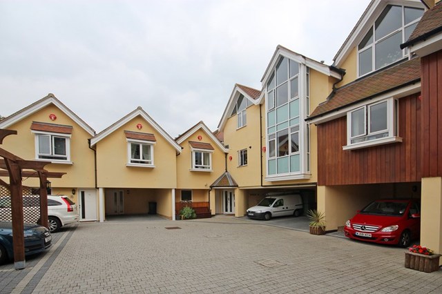  Image of 2 bedroom Apartment for sale in Warren Edge Road Southbourne Bournemouth BH6 at Warren Edge Road Southbourne Bournemouth, BH6 4AU