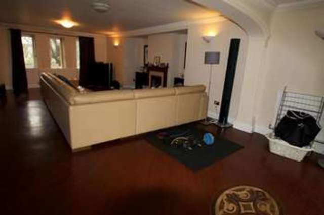  Image of 6 bedroom Detached house to rent in Warren Lodge Drive Kingswood Tadworth KT20 at Kingswood  Tadworth, KT20 6QN