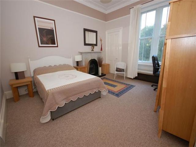  Image of 4 bedroom Flat to rent in Warrender Park Terrace Edinburgh EH9 at Meadows Edinburgh Edinburgh, EH9 1EG
