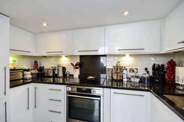  Image of Studio flat to rent in Warwick Road London SW5 at Warwick Road  Earls Court, SW5 9EZ