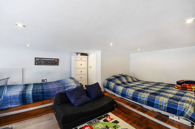  Image of Studio flat to rent in Warwick Road London SW5 at Warwick Road  Earls Court, SW5 9EZ