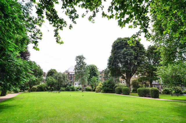 Image of Studio flat to rent in Warwick Road London SW5 at Warwick Road  Earls Court, SW5 9EZ