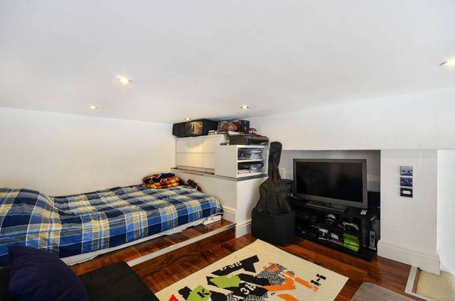  Image of Studio flat to rent in Warwick Road London SW5 at Warwick Road  Earls Court, SW5 9EZ
