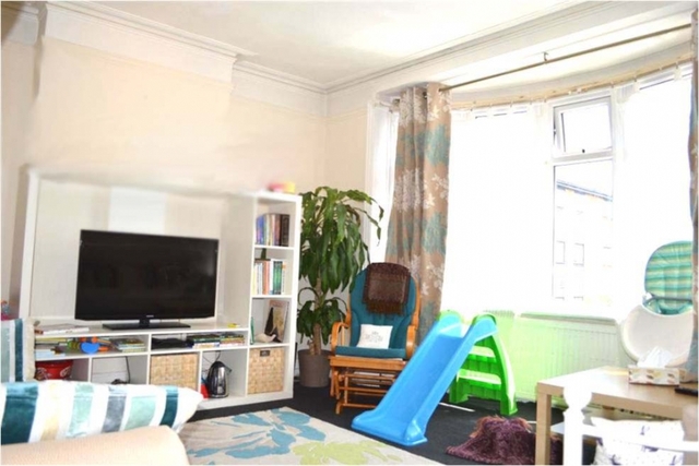  Image of 2 bedroom Flat for sale in Warwick Road Thornton Heath CR7 at Thornton Heath, CR7 7NH