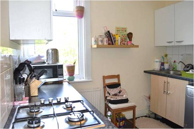  Image of 2 bedroom Flat for sale in Warwick Road Thornton Heath CR7 at Thornton Heath, CR7 7NH