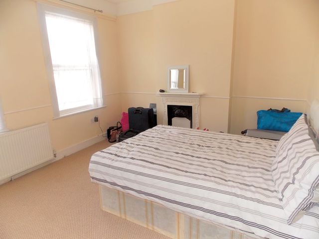  Image of 4 bedroom Semi-Detached house to rent in Waterloo Road Cowley Uxbridge UB8 at Waterloo Road  Uxbridge, UB8 2QZ