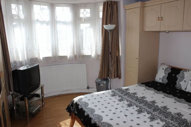  Image of Property to rent in Weald Lane Harrow Weald Harrow HA3 at Weald Lane  Harrow, HA3 5EY