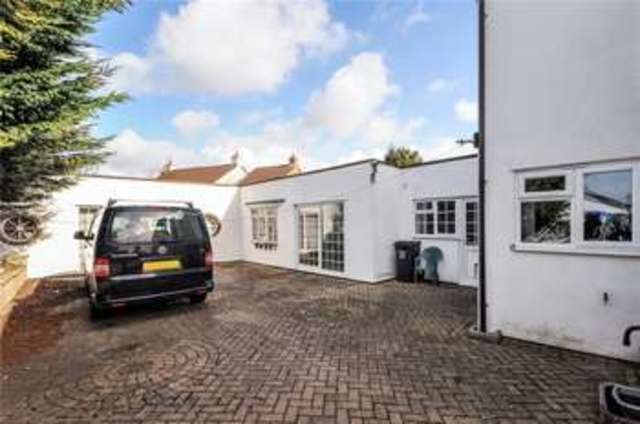  Image of 5 bedroom Detached house to rent in Wellington New Road Taunton TA1 at Wellington New Road  Taunton, TA1 5NF