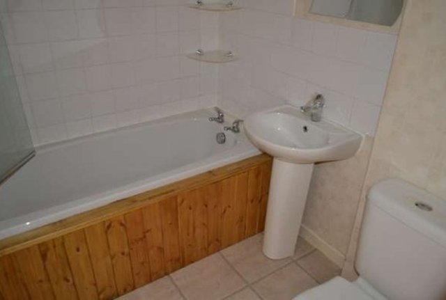  Image of 2 bedroom Flat to rent in Wellington Street Greenock PA15 at Greenock Inverclyde Inverclyde, PA15 4DX