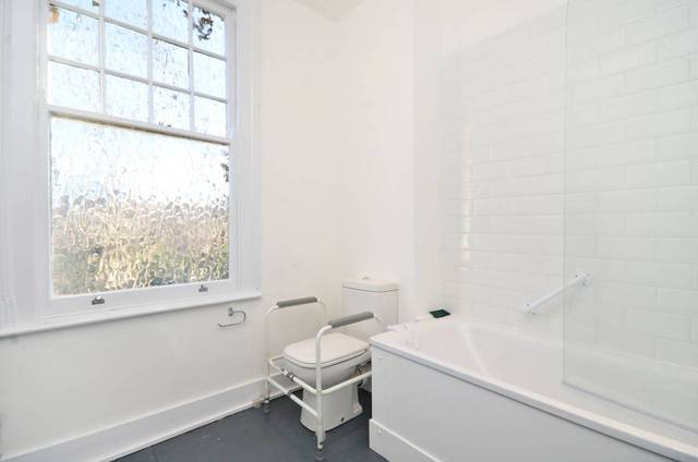  Image of 1 bedroom Flat for sale in West Bank London N16 at West Bank  Stamford Hill, N16 5DF