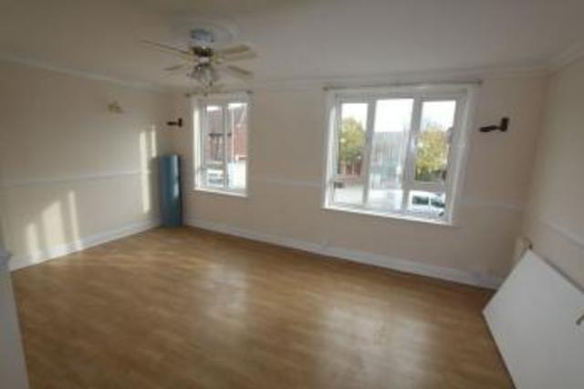  Image of 2 bedroom Flat to rent in West End Road Southampton SO18 at West End Road  Southampton, SO18 6TE