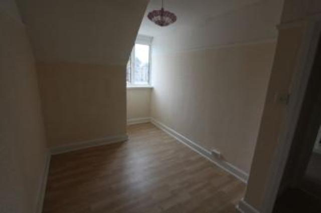  Image of 2 bedroom Flat to rent in West End Road Southampton SO18 at West End Road  Southampton, SO18 6TE